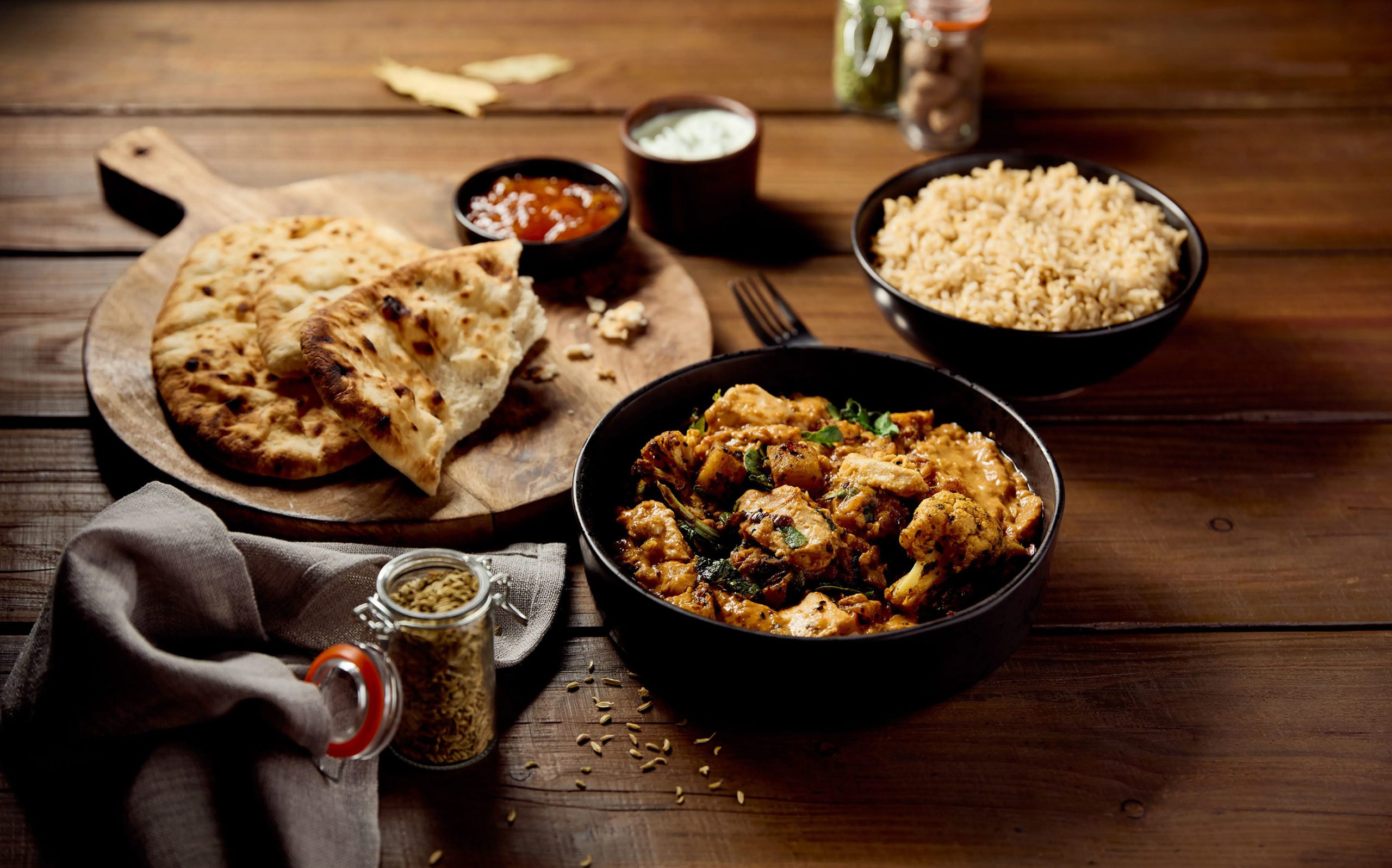 https://www.samworthbrothers.co.uk/wp-content/uploads/2024/10/Chicken-curry-with-naan-bread-e1727278475246-resized-scaled.jpg